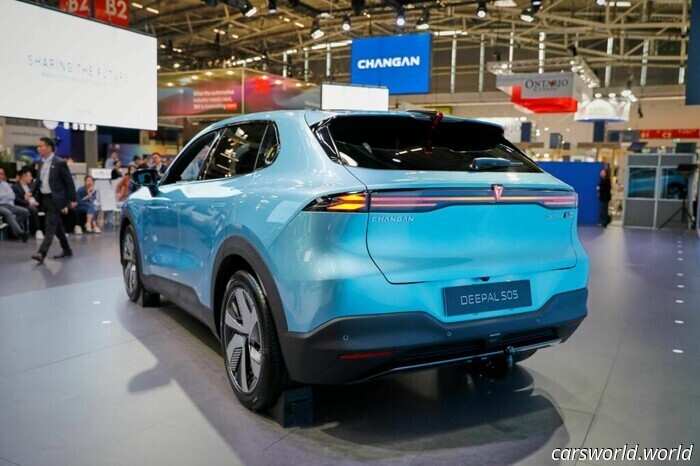 La Cina ha appena messo i freni al boom delle esportazioni di veicoli elettrici | Carscoops